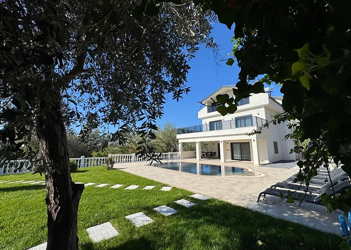White Deluxe Oeluedeniz Villa