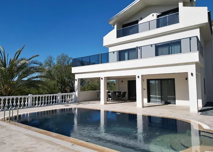 White Deluxe Oeluedeniz Villa