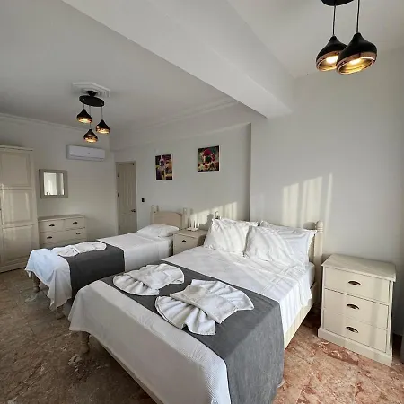 White Deluxe Oeluedeniz Villa Fethiye