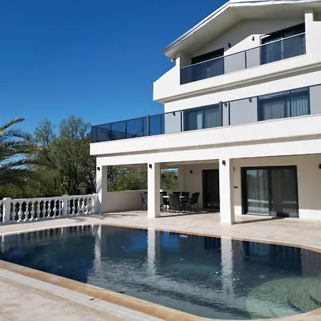 White Deluxe Oeluedeniz Villa