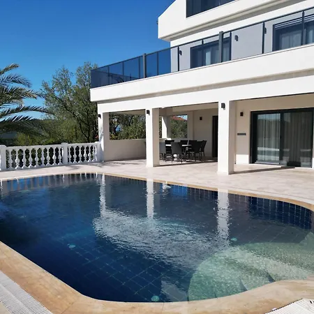 Villa White Deluxe