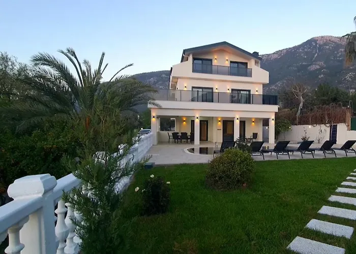 White Deluxe Oeluedeniz Vila *